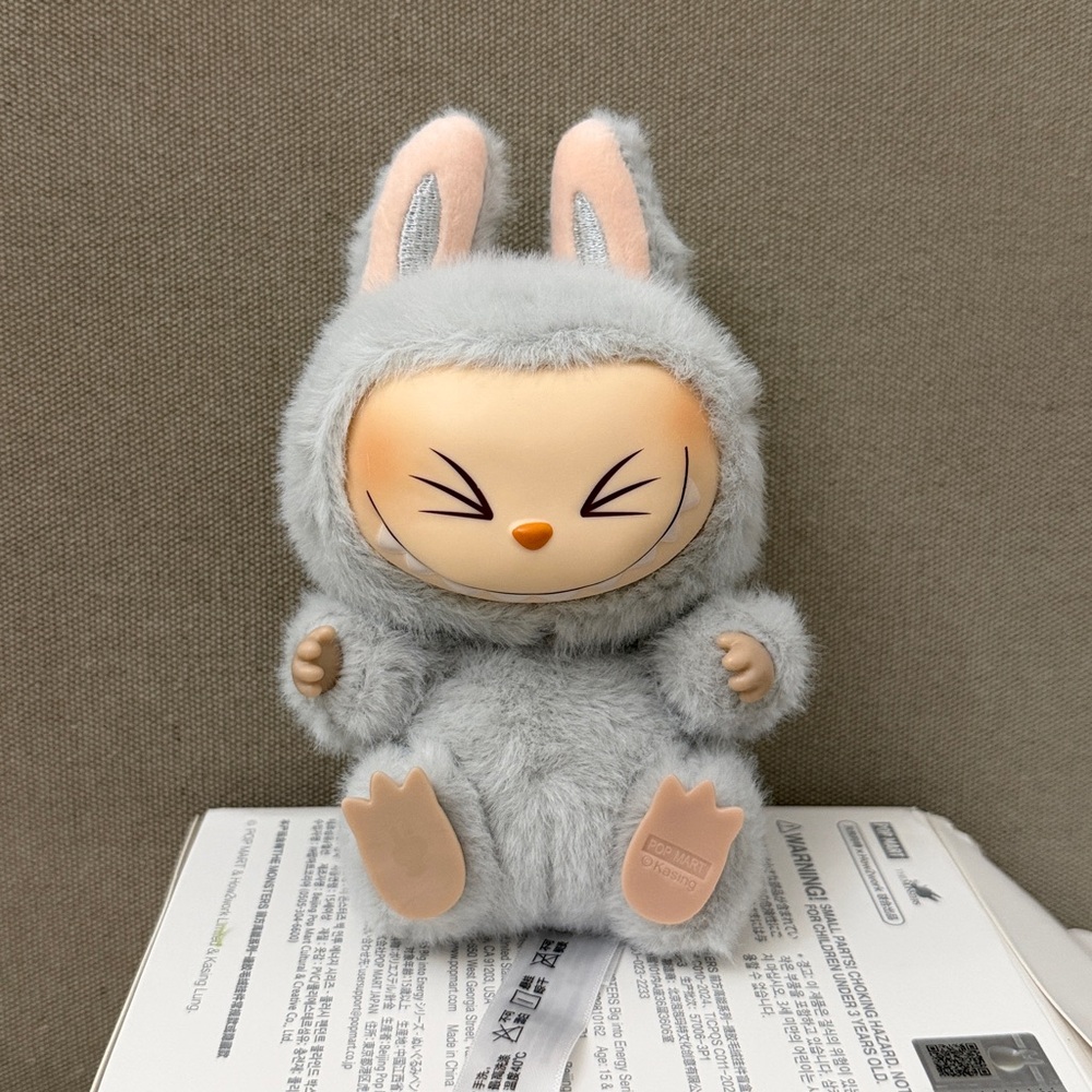 LABUBU THE MONSTERS HAVE A SEAT - Picture 3 of 5